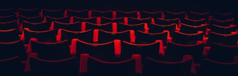 Salle de cinéma salle obscure Fauteuils de cinéma en rangée