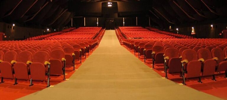Pourquoi les fauteuils de cinéma sont ils souvent rouges ?