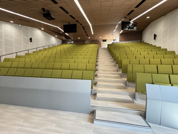 Université de Nîmes - Photo de l'amphithéâtre rénové