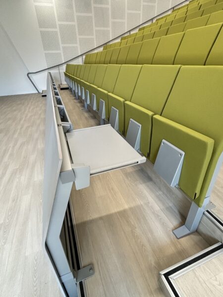 Université de Nîmes - Photo de l'amphithéâtre rénové