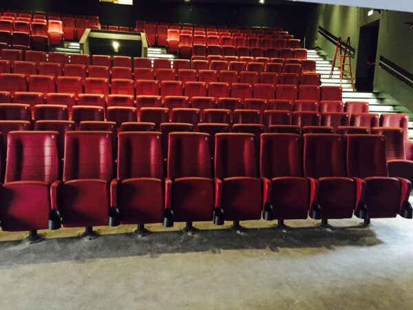 Fauteuil Cinema Vienna Cuir Rouge Numérotation Face Ambiance Salle De Cinéma