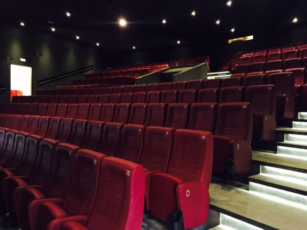 Fauteuil Cinema Vienna Cuir Rouge Numérotation Face Ambiance Salle De Cinéma