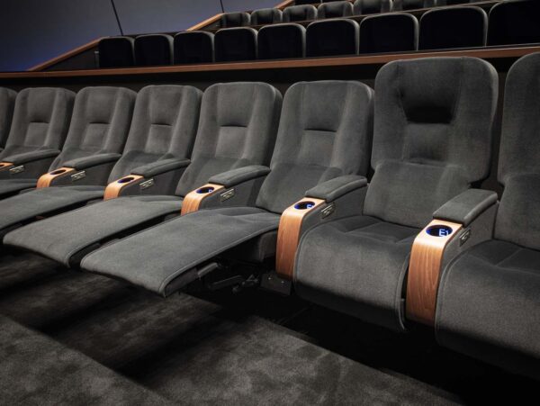 Détail Salle de Cinéma Avec Fauteuil Arcadia De Face Avec Position Relax