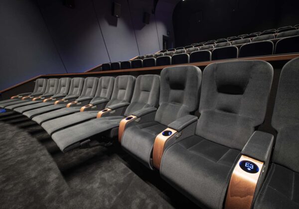 Détail Salle de Cinéma Avec Fauteuil Arcadia De Face Avec Position Relax