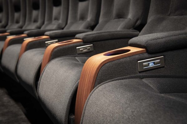 Détail Salle de Cinéma Avec Fauteuil Arcadia Avec Accoudoirs Bois