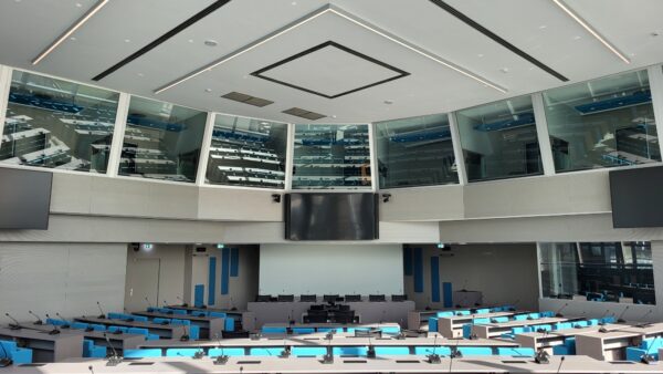 Prise de vue salle du Conseil de l'Europe Sièges Avec Assise Rabattable et Tablette Escamotable Vue Globale