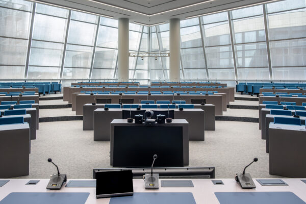 Prise de vue salle du Conseil de l'Europe Sièges Avec Assise Rabattable et Tablette Escamotable Vue Du Pupitre