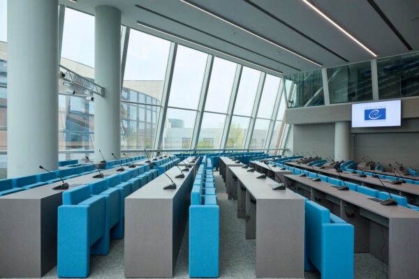 Prise de vue salle du Conseil de l'Europe Sièges Avec Assise Rabattable et Tablette Escamotable Vue d'Ensemble De Côté