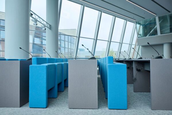 Prise de vue salle du Conseil de l'Europe Sièges Avec Assise Rabattable et Tablette Escamotable Vue De Côté