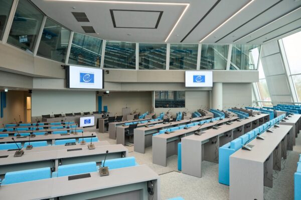 Prise de vue salle du Conseil de l'Europe Sièges Avec Assise Rabattable et Tablette Escamotable Vue Vers Ecrans