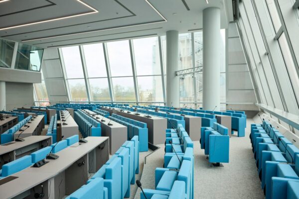Prise de vue salle du Conseil de l'Europe Sièges Avec Assise Rabattable et Tablette Escamotable Vue D'Ensemble