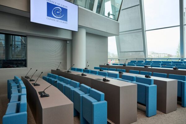Prise de vue salle du Conseil de l'Europe Sièges Avec Pupitre Et Micros