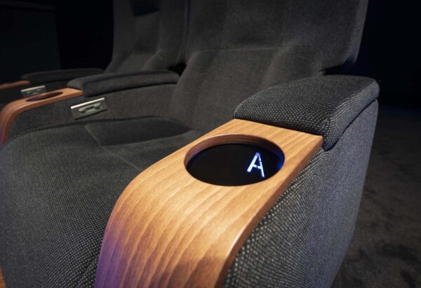 Détail Salle de Cinéma Avec Fauteuil Arcadia Avec Porte Gobelet Bois