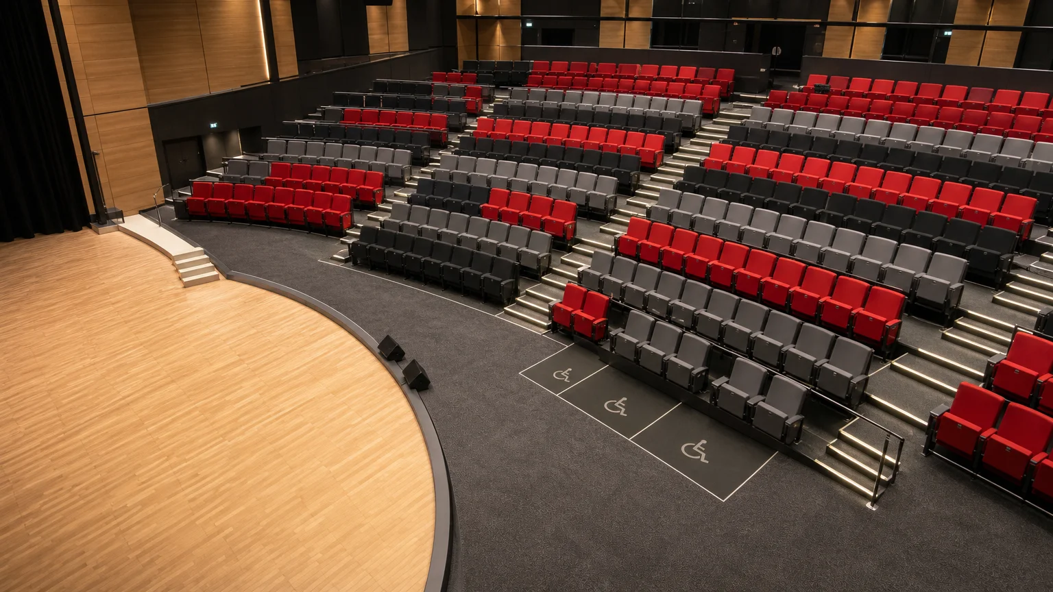 Vue en plongée de rangées de fauteuils et d’allées accessibles dans un auditorium