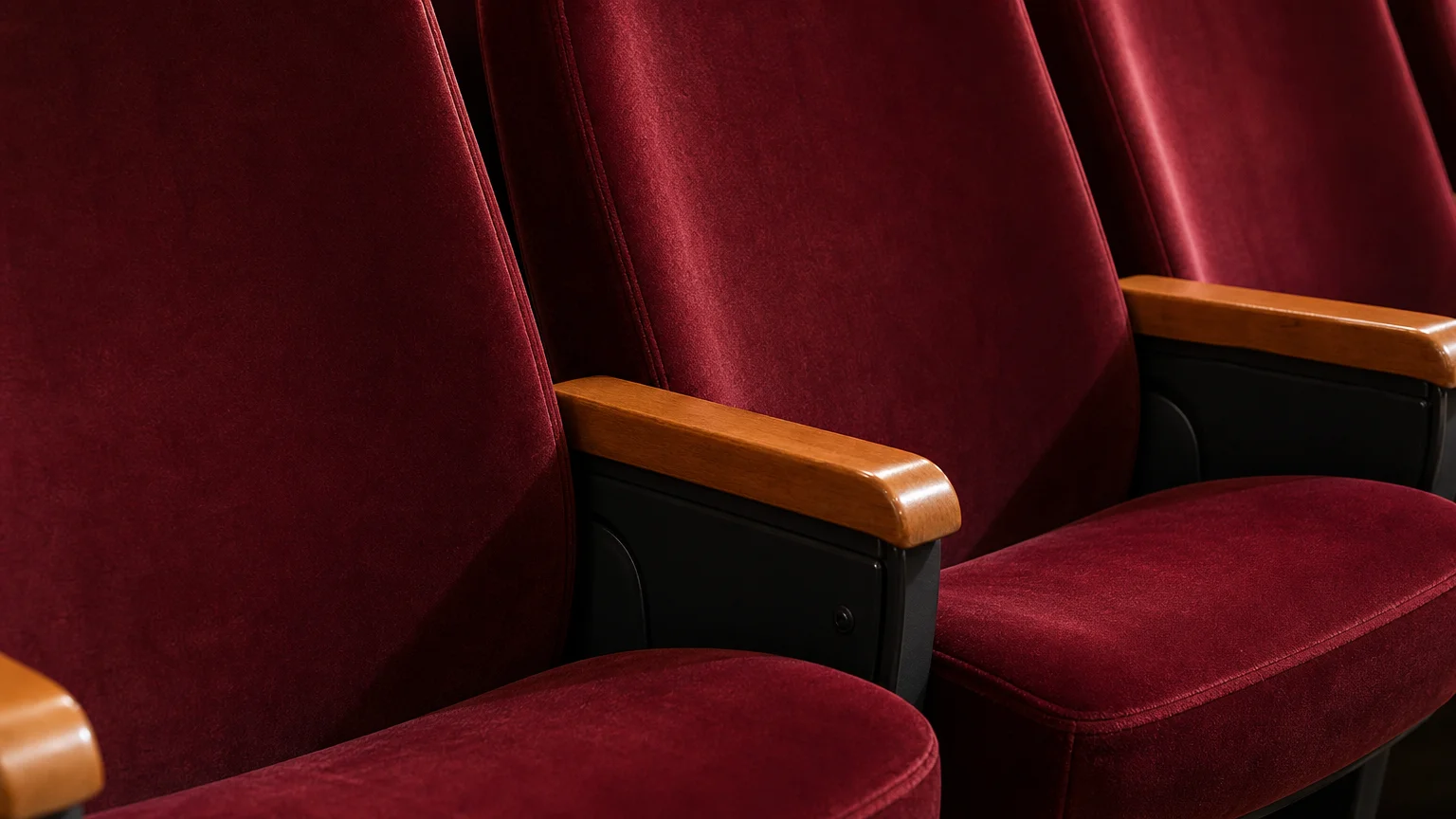 Gros plan sur les dossiers et accoudoirs de fauteuils de salle