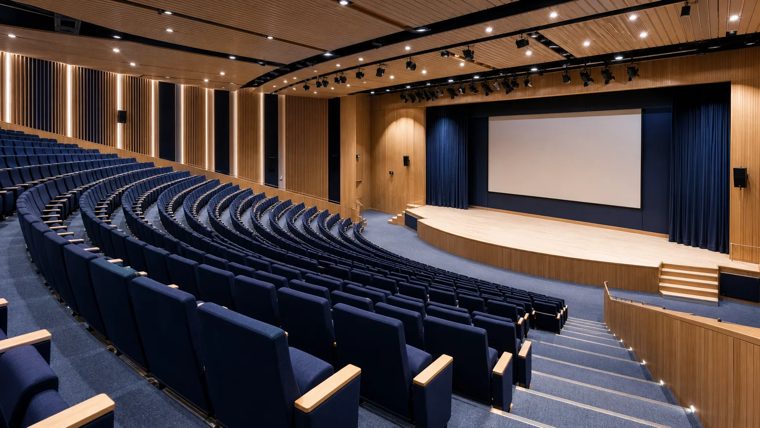 Vue latérale de fauteuils inclinés bleu nuit dans un auditorium