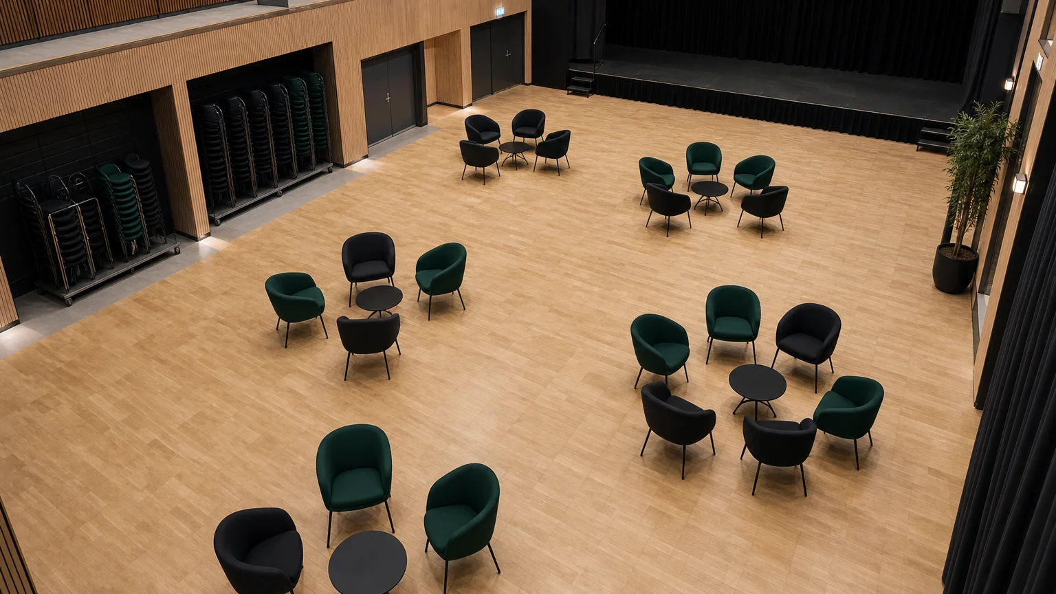 Salle polyvalente avec sièges organisés et zone de rangement