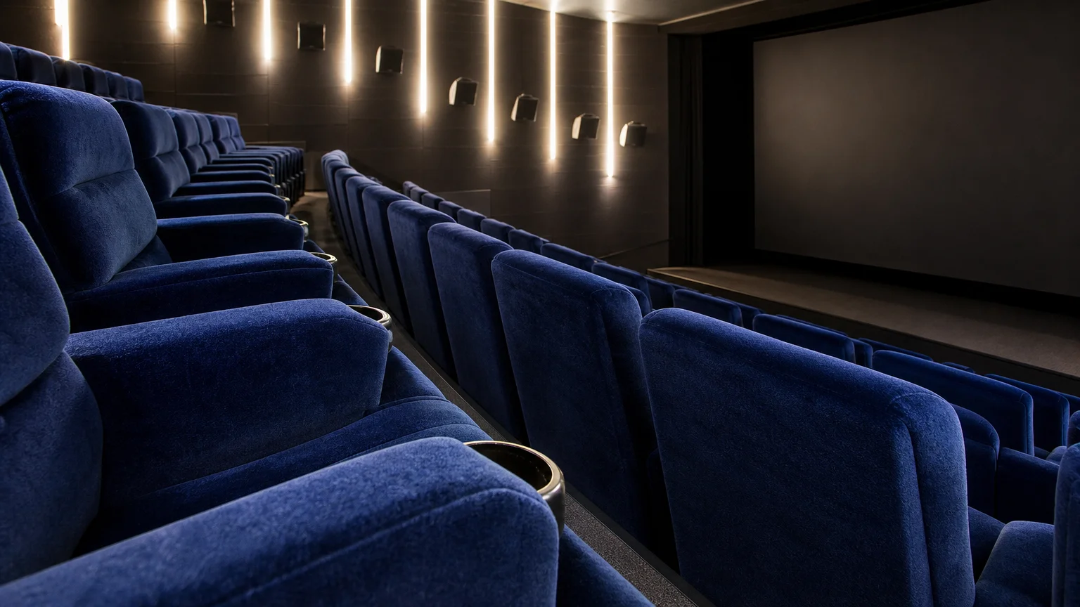 Vue latérale de fauteuils de cinéma bleu nuit avec revêtement velours