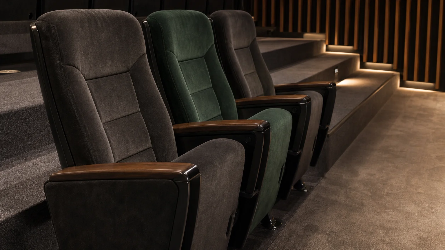 Vue latérale de fauteuils de cinéma et de l’espace entre les rangées
