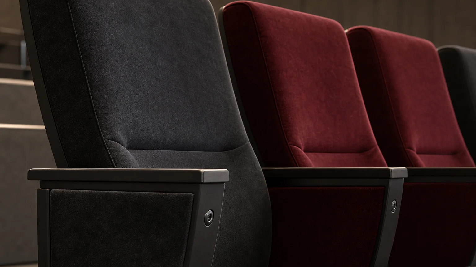 Détail du dossier et des accoudoirs de fauteuils d’auditorium en velours.